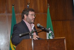 Diretor Geral da Consulai, Eng. Pedro Santos apresenta uma conta de cultura para um amendoal
