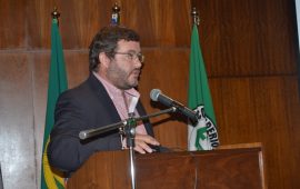 Diretor Geral da Consulai, Eng. Pedro Santos apresenta uma conta de cultura para um amendoal