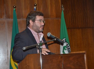 Diretor Geral da Consulai, Eng. Pedro Santos apresenta uma conta de cultura para um amendoal