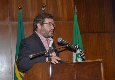 Diretor Geral da Consulai, Eng. Pedro Santos apresenta uma conta de cultura para um amendoal