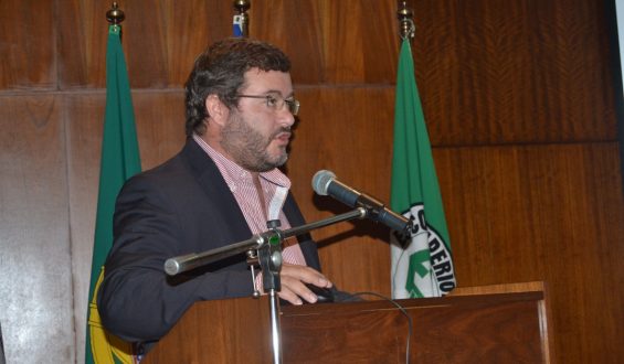 Diretor Geral da Consulai, Eng. Pedro Santos apresenta uma conta de cultura para um amendoal