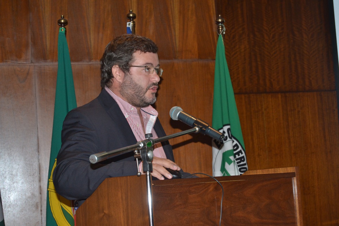 Diretor Geral da Consulai, Eng. Pedro Santos apresenta uma conta de cultura para um amendoal